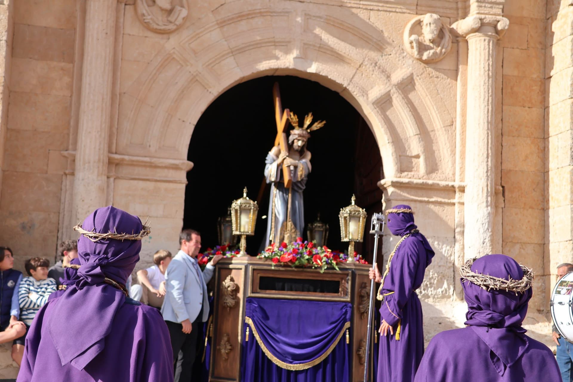 (84) GALERÍA | Revive en imágenes la procesión del Santo Entierro en Fuentesaúco
