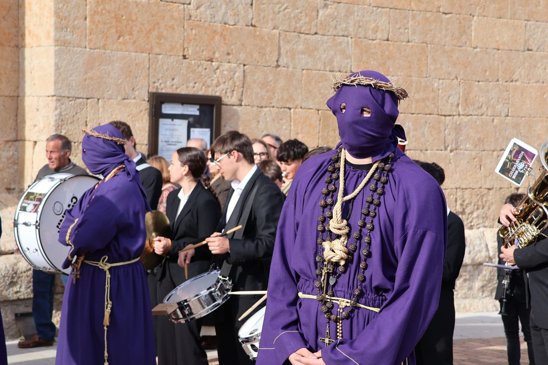 (86) GALERÍA | Revive en imágenes la procesión del Santo Entierro en Fuentesaúco