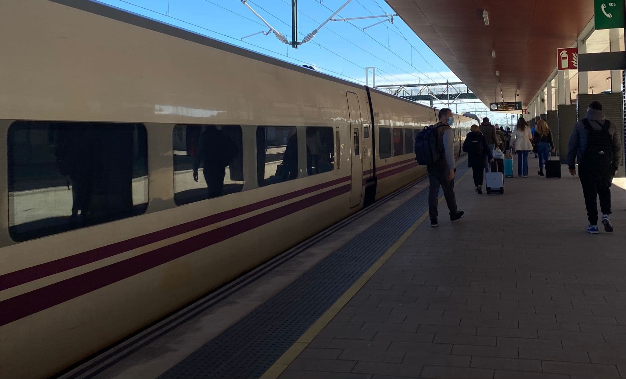 Viajeros en la estación de tren de Zamora Foto M.L
