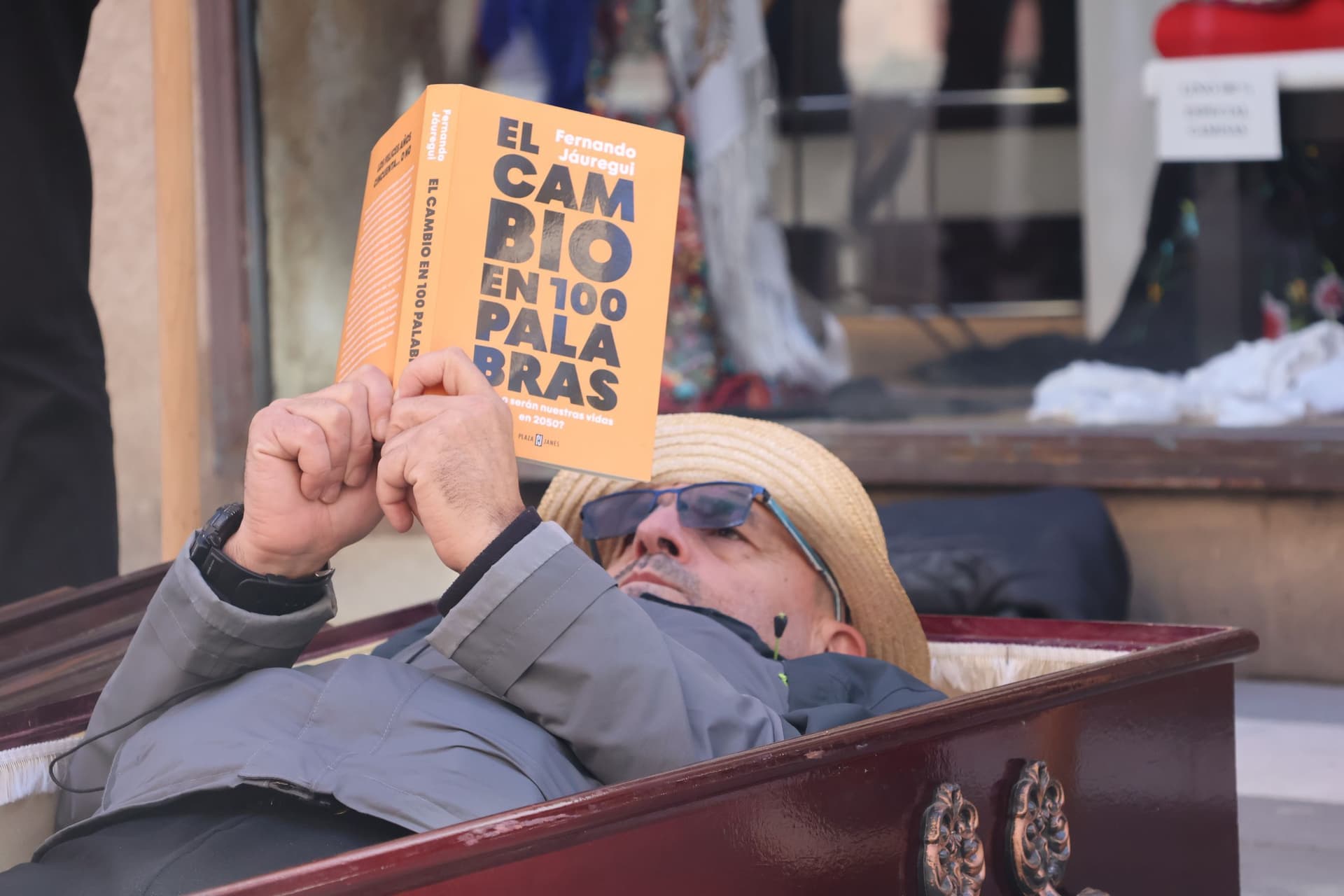 (4) GALERÍA | La simbólica reivindicación 'Renfe entierra Sanabria' llega al centro de Zamora