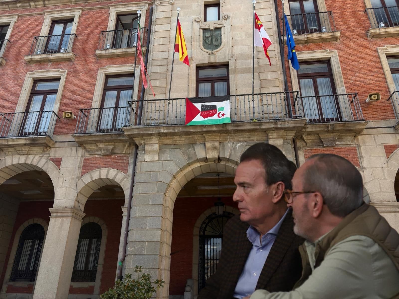 La bandera en el balcón del Ayuntamiento en un monatje con los representates de VOX Zamora