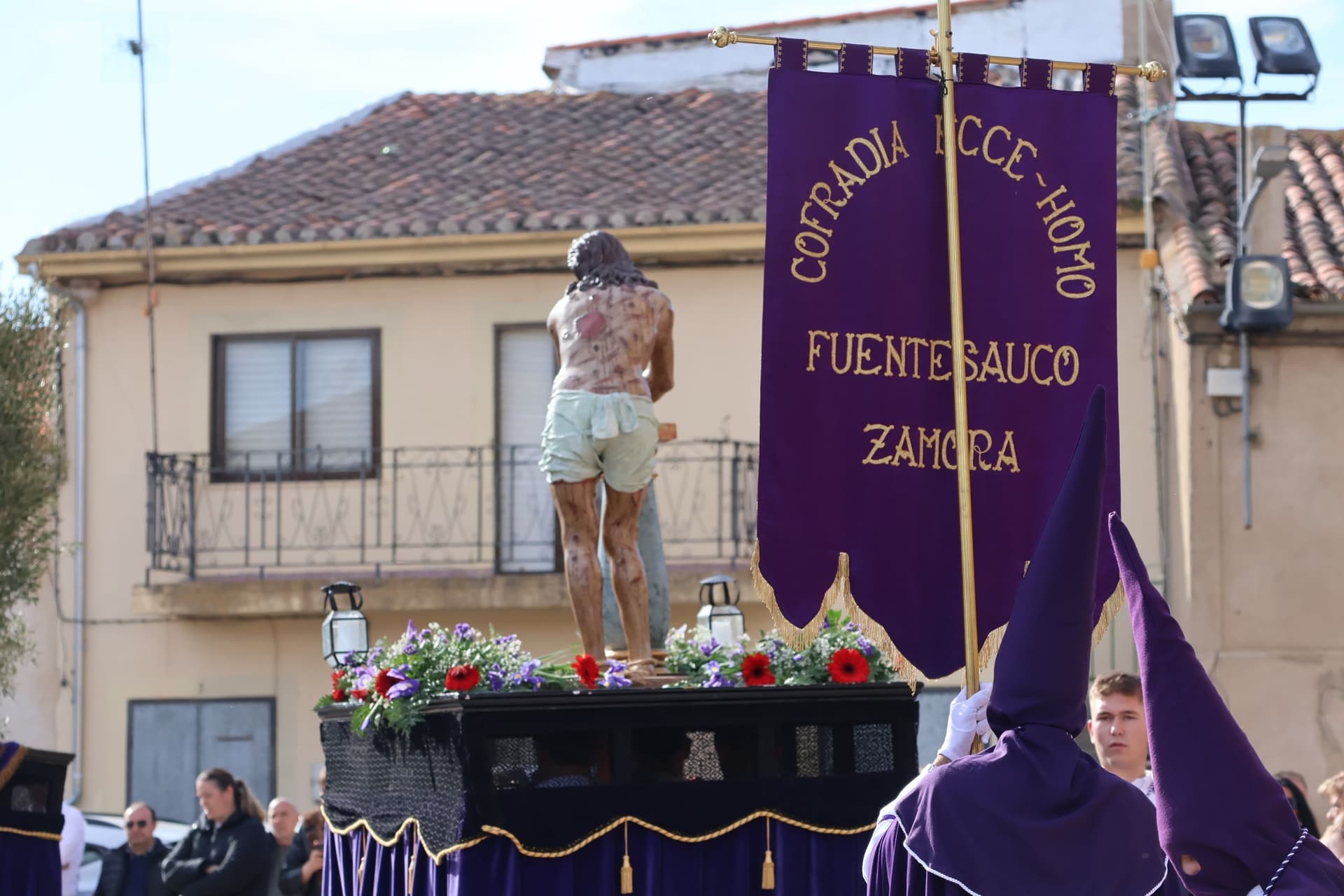 (4) GALERÍA | Revive en imágenes la procesión del Santo Entierro en Fuentesaúco