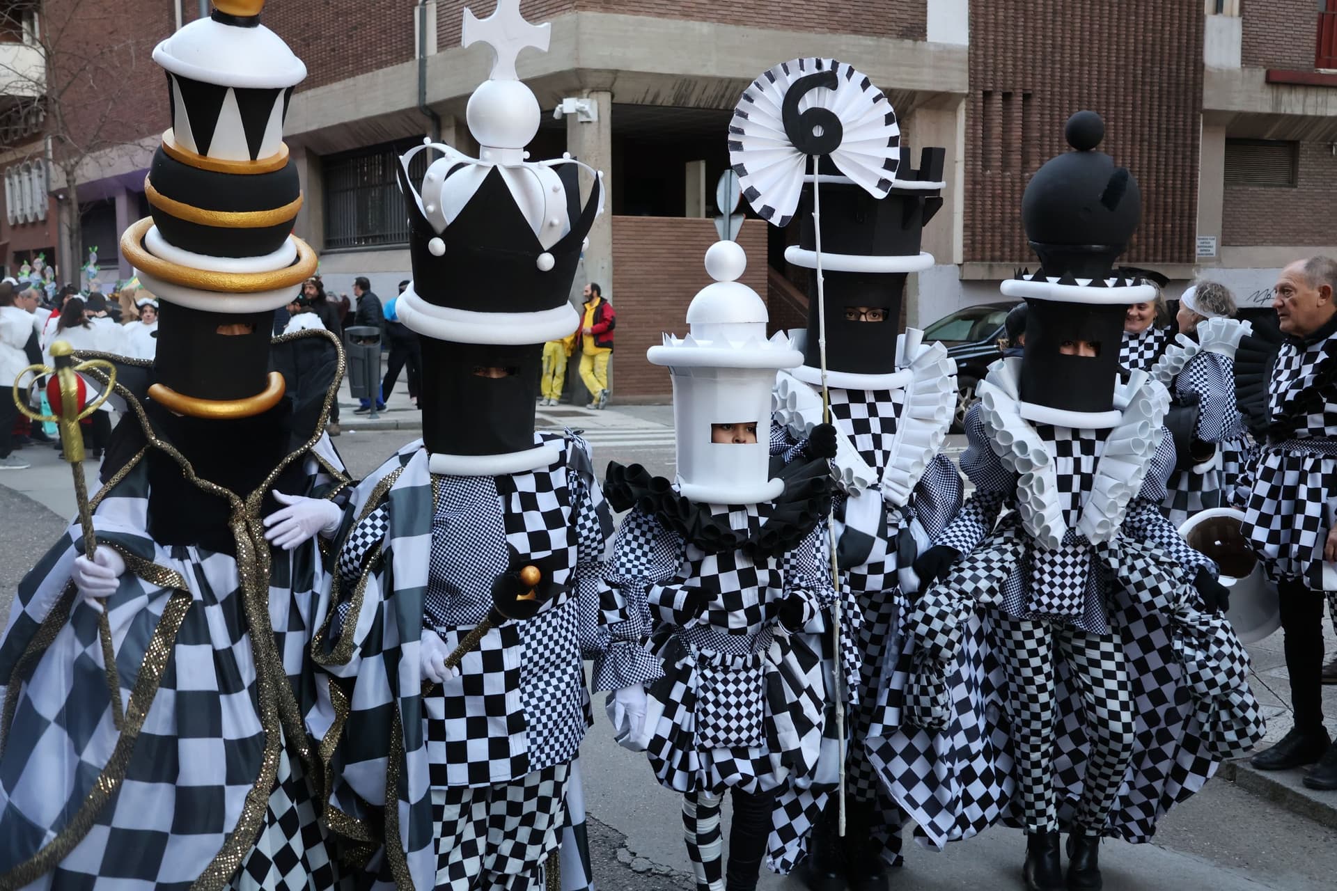 (25) GALERÍA | Segundo desfile, mismo entusiasmo: Zamora se vuelve a disfrazar de Carnaval