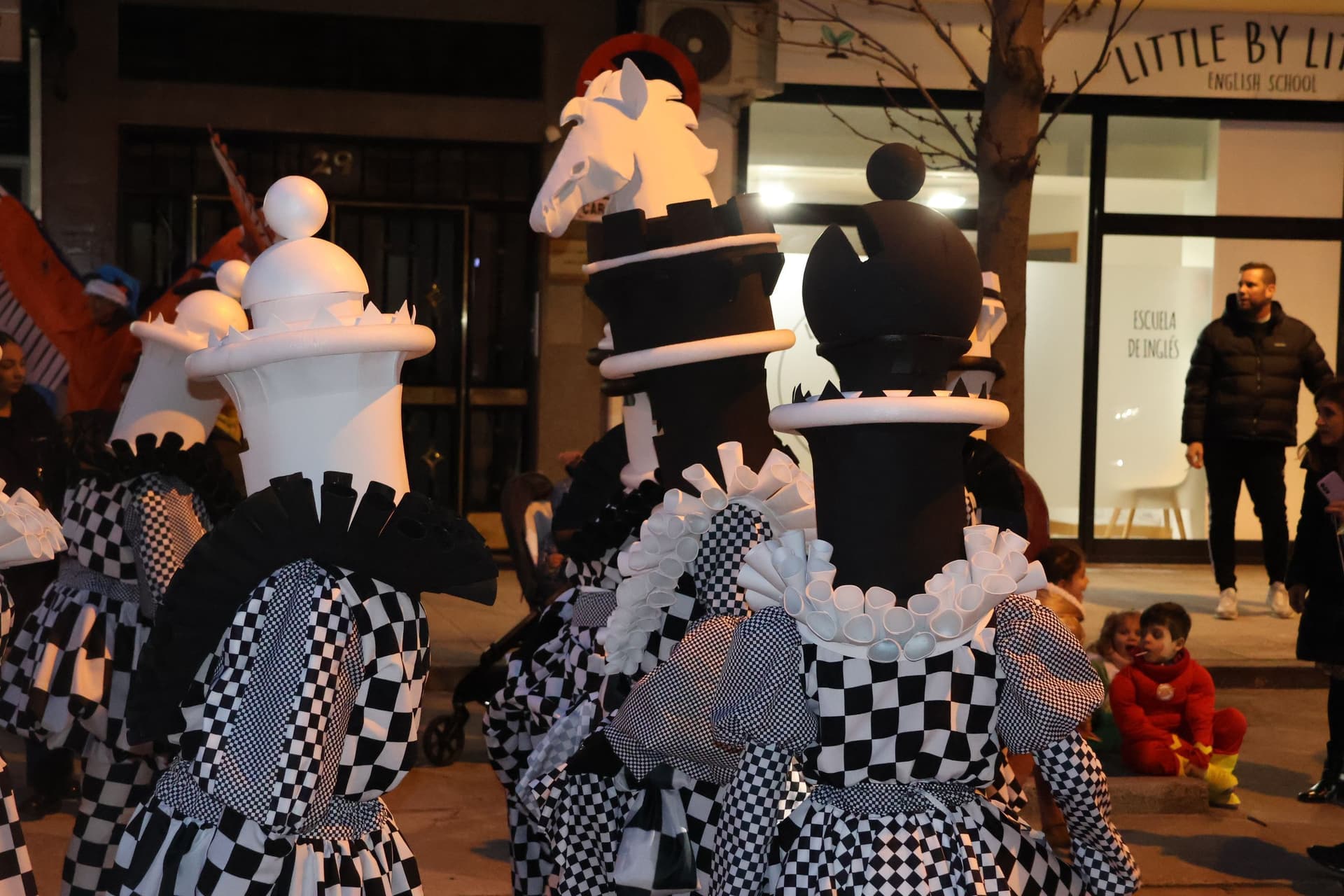 (53) GALERÍA | Segundo desfile, mismo entusiasmo: Zamora se vuelve a disfrazar de Carnaval