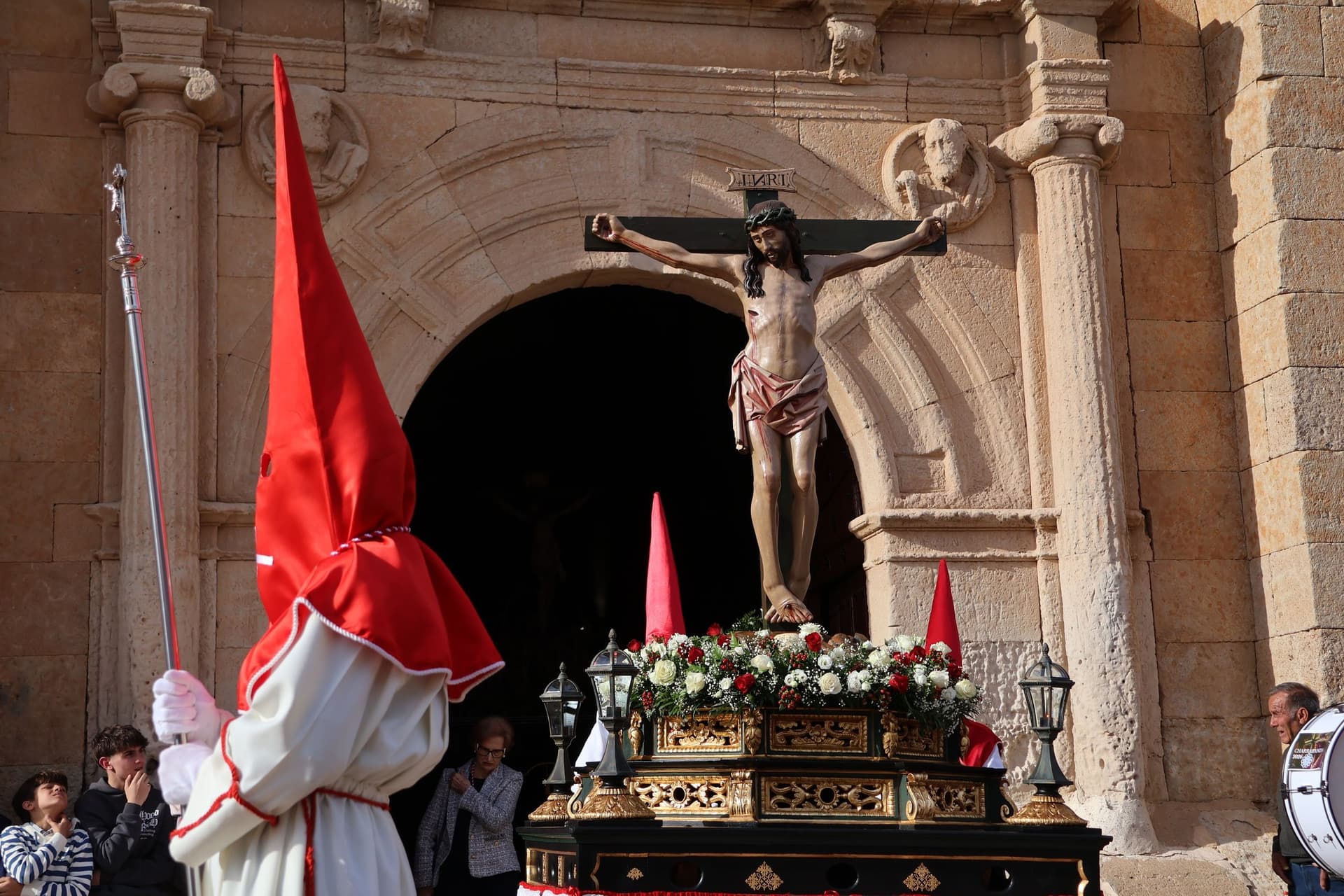 (65) GALERÍA | Revive en imágenes la procesión del Santo Entierro en Fuentesaúco