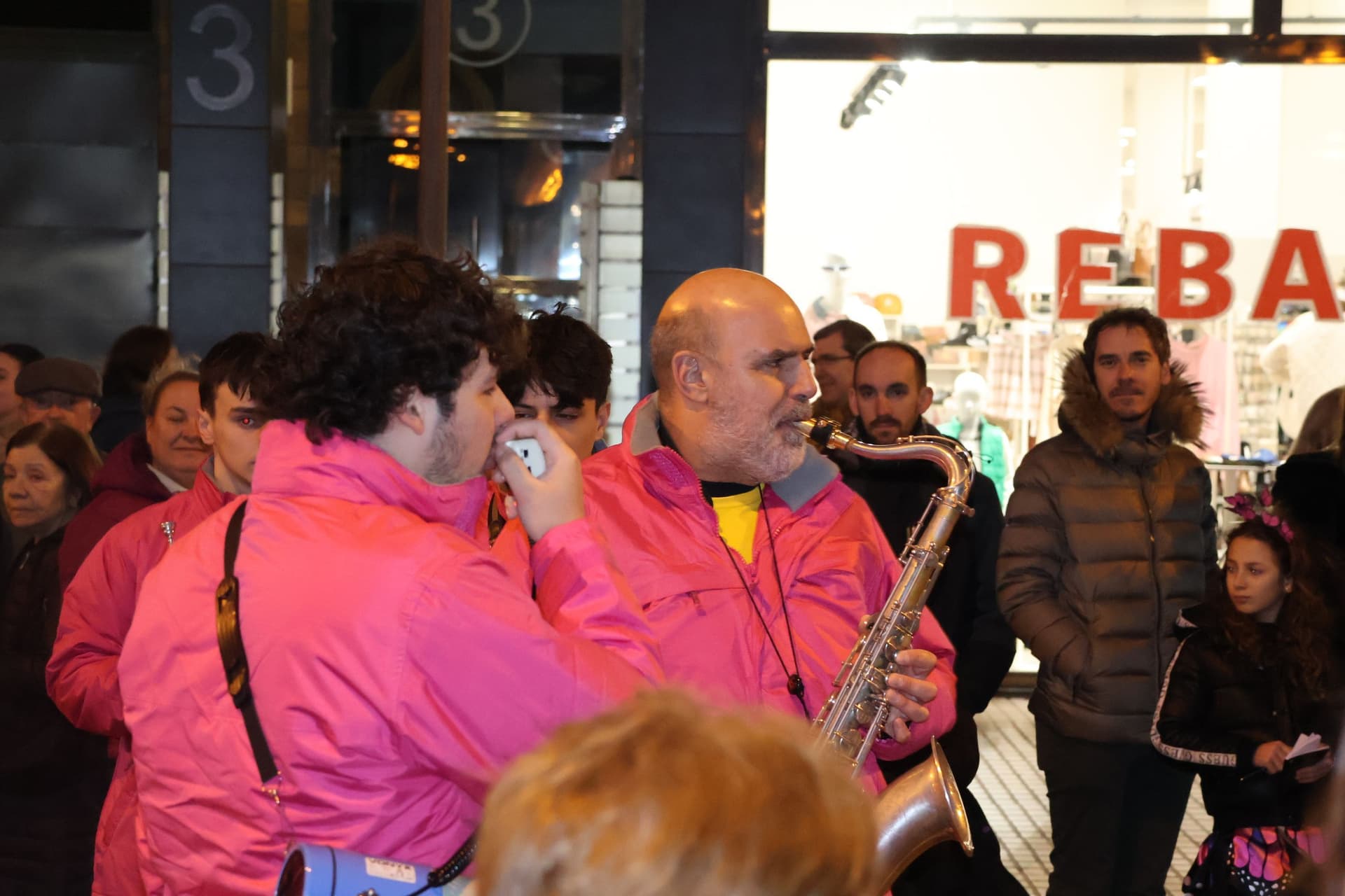 (11) GALERÍA | Segundo desfile, mismo entusiasmo: Zamora se vuelve a disfrazar de Carnaval