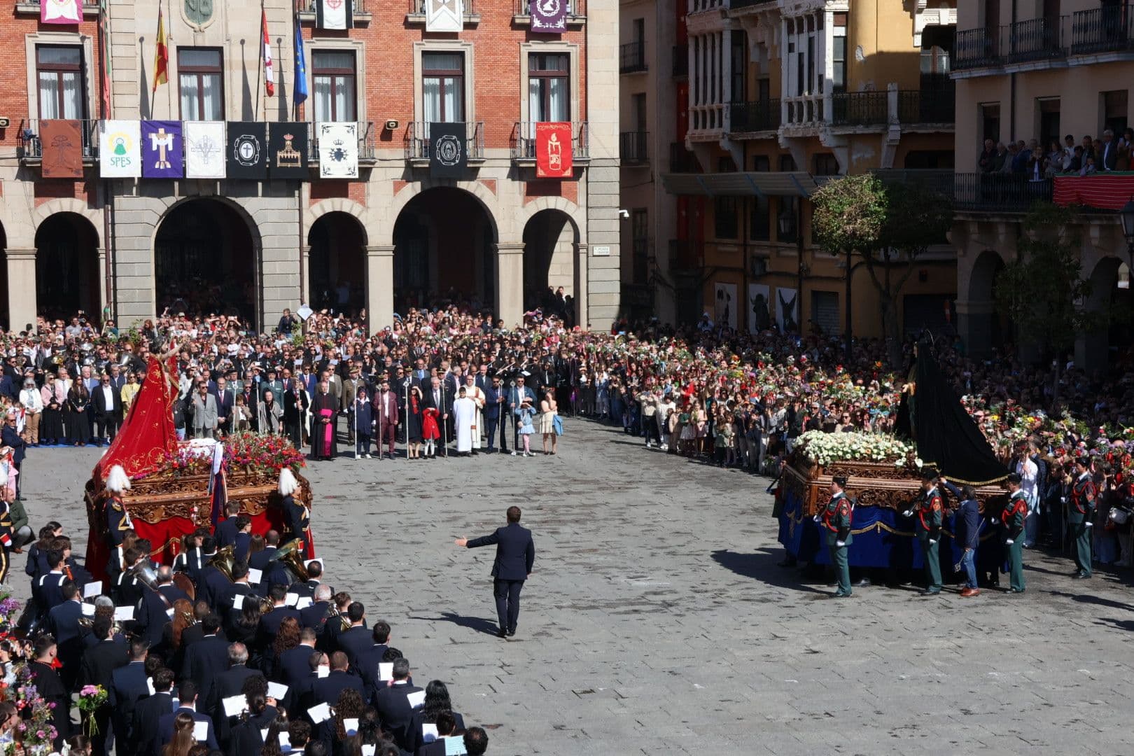 (56) GALERÍA | Revive en imágenes la procesión de la Santísima Resurrección