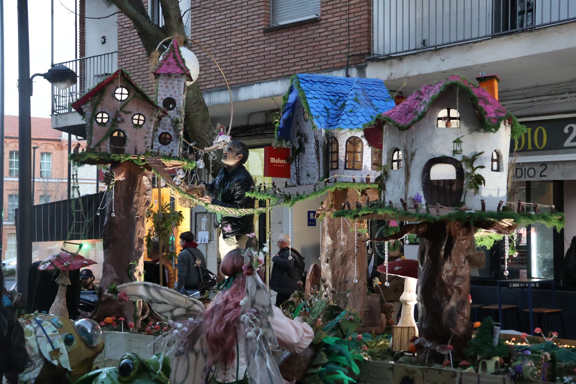 (32) GALERÍA | Segundo desfile, mismo entusiasmo: Zamora se vuelve a disfrazar de Carnaval