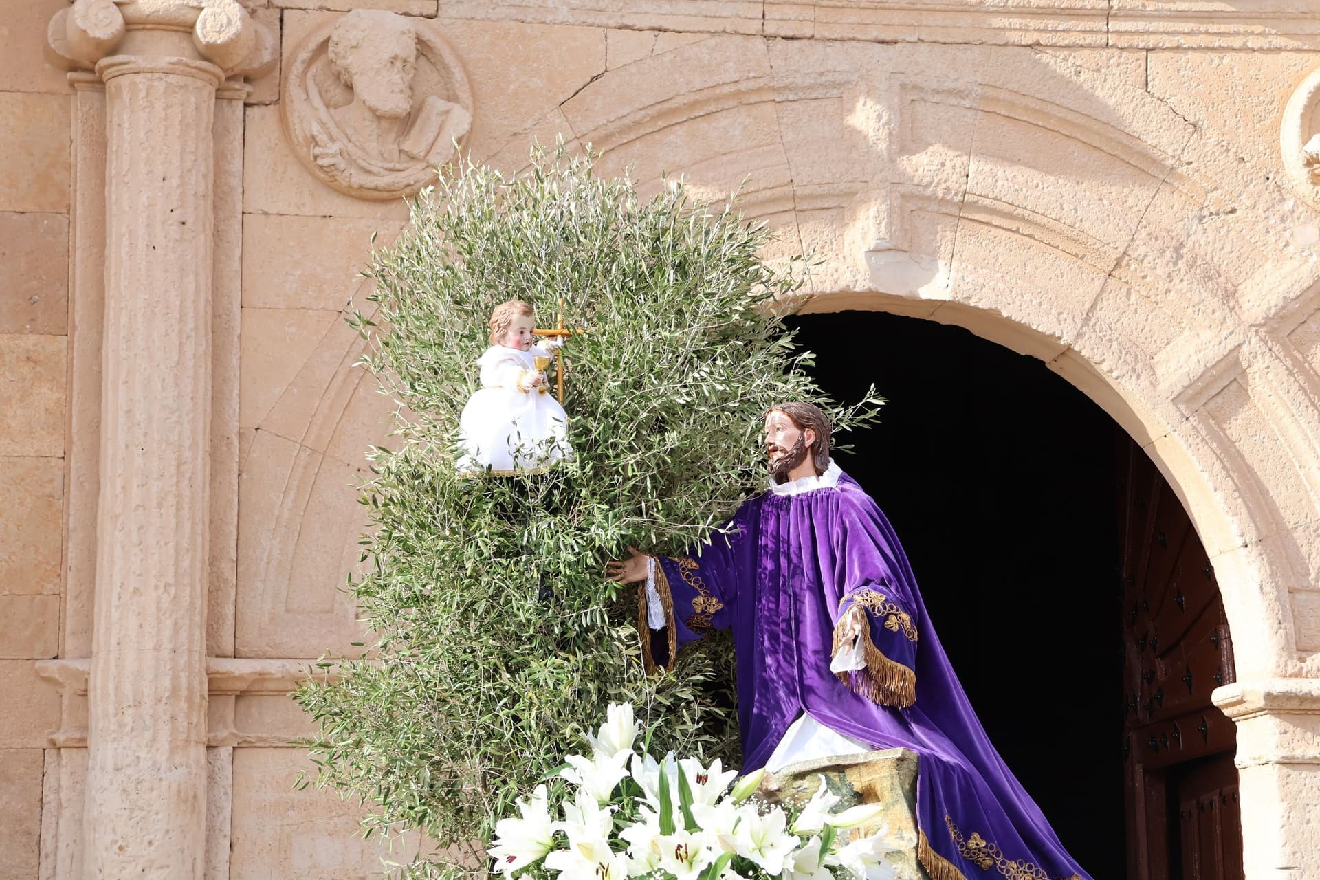 (16) GALERÍA | Revive en imágenes la procesión del Santo Entierro en Fuentesaúco