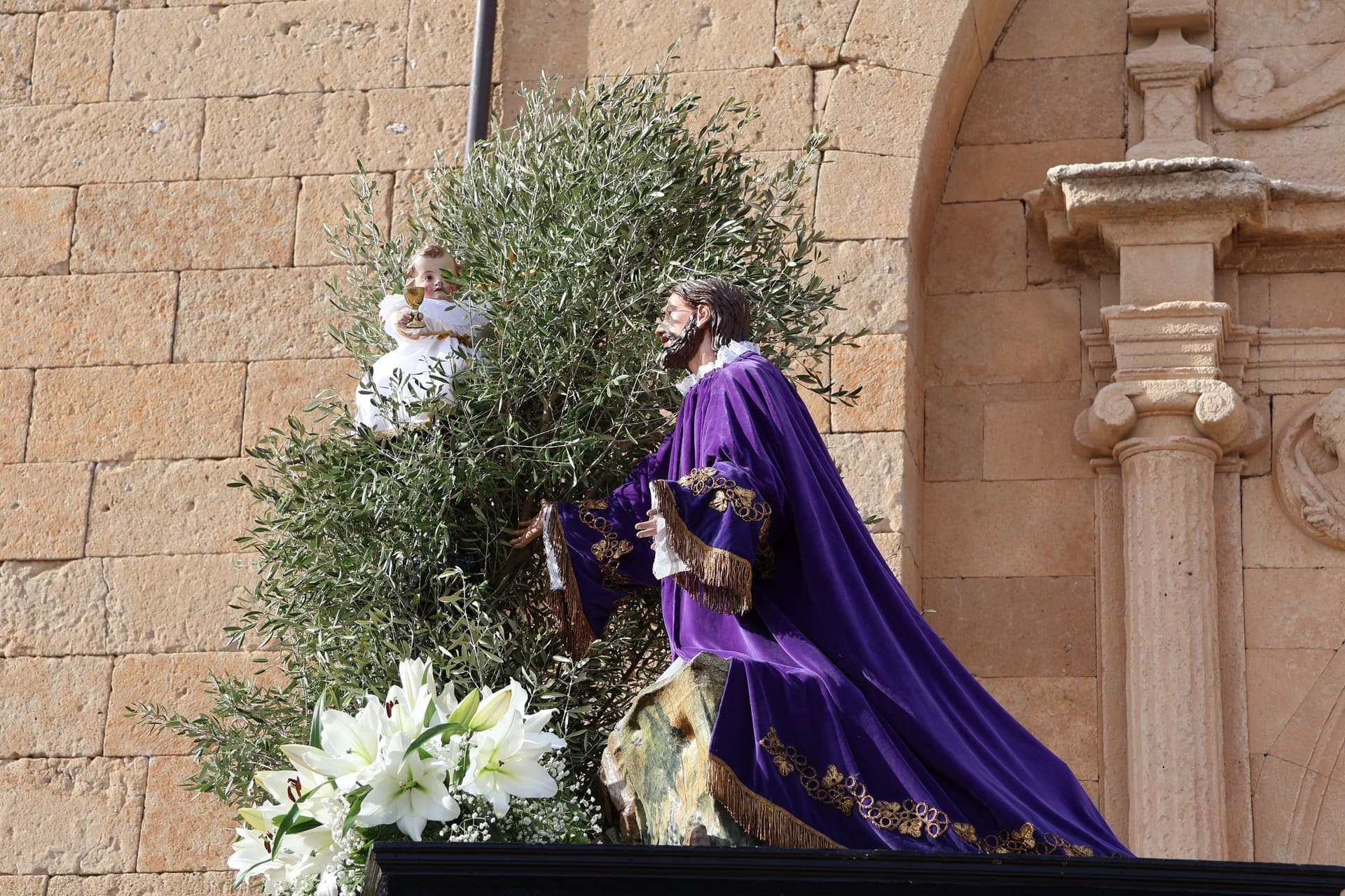 (10) GALERÍA | Revive en imágenes la procesión del Santo Entierro en Fuentesaúco