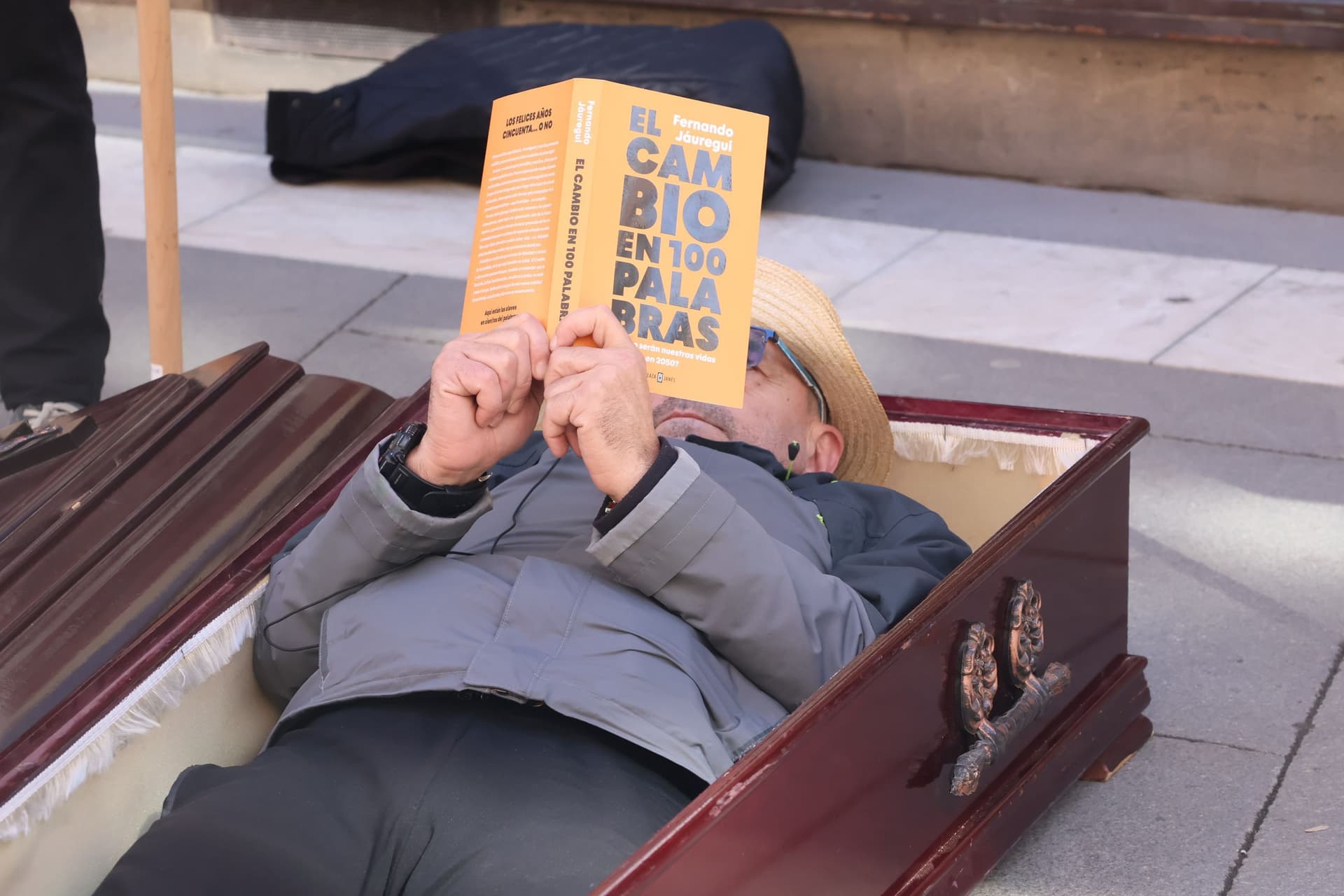 (5) GALERÍA | La simbólica reivindicación 'Renfe entierra Sanabria' llega al centro de Zamora