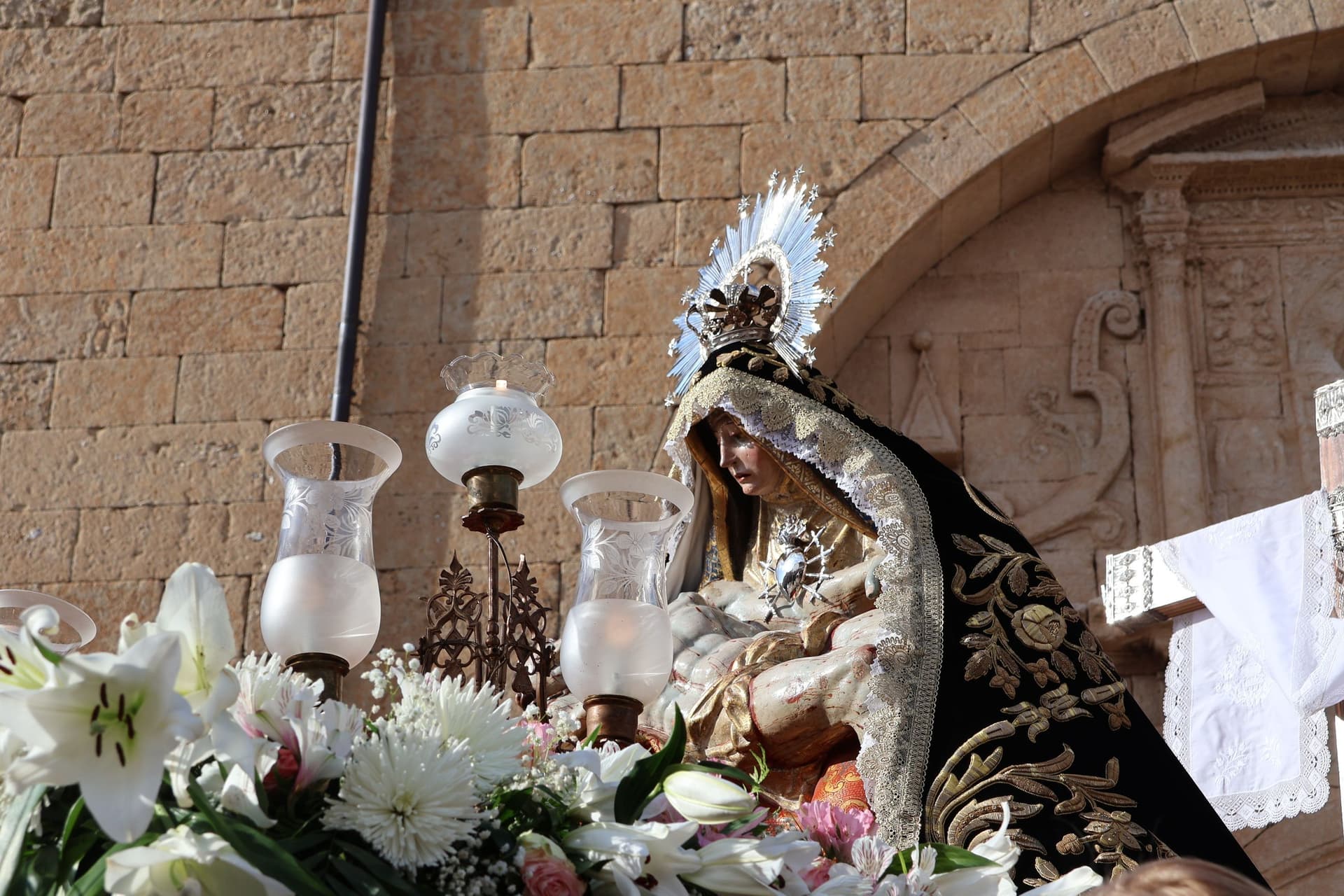 (51) GALERÍA | Revive en imágenes la procesión del Santo Entierro en Fuentesaúco