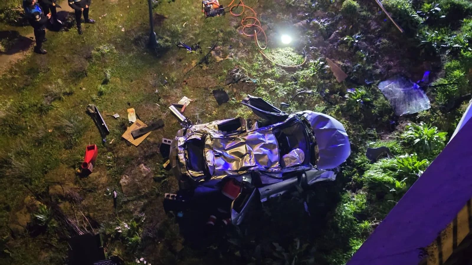 Un vehículo se sale de la vía y se cae por el terraplén de la rotonda del Hospital hasta la orilla del río Tormes | Andrea Mateos. S24h