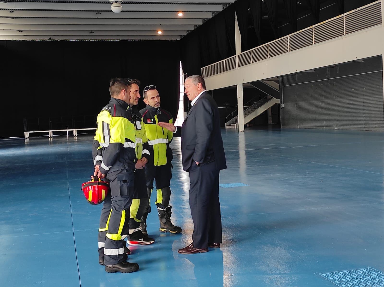 Faúndez junto a varios bomberos en el recinto ferial de IFEZA | Z24H