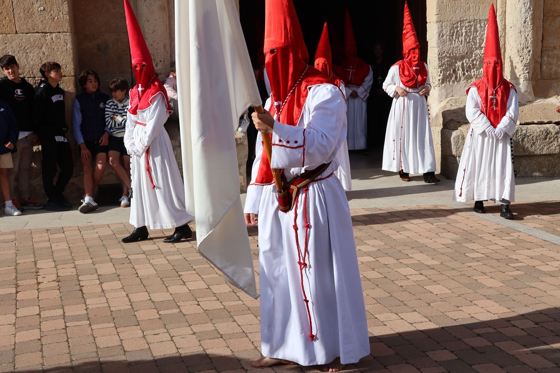 (71) GALERÍA | Revive en imágenes la procesión del Santo Entierro en Fuentesaúco