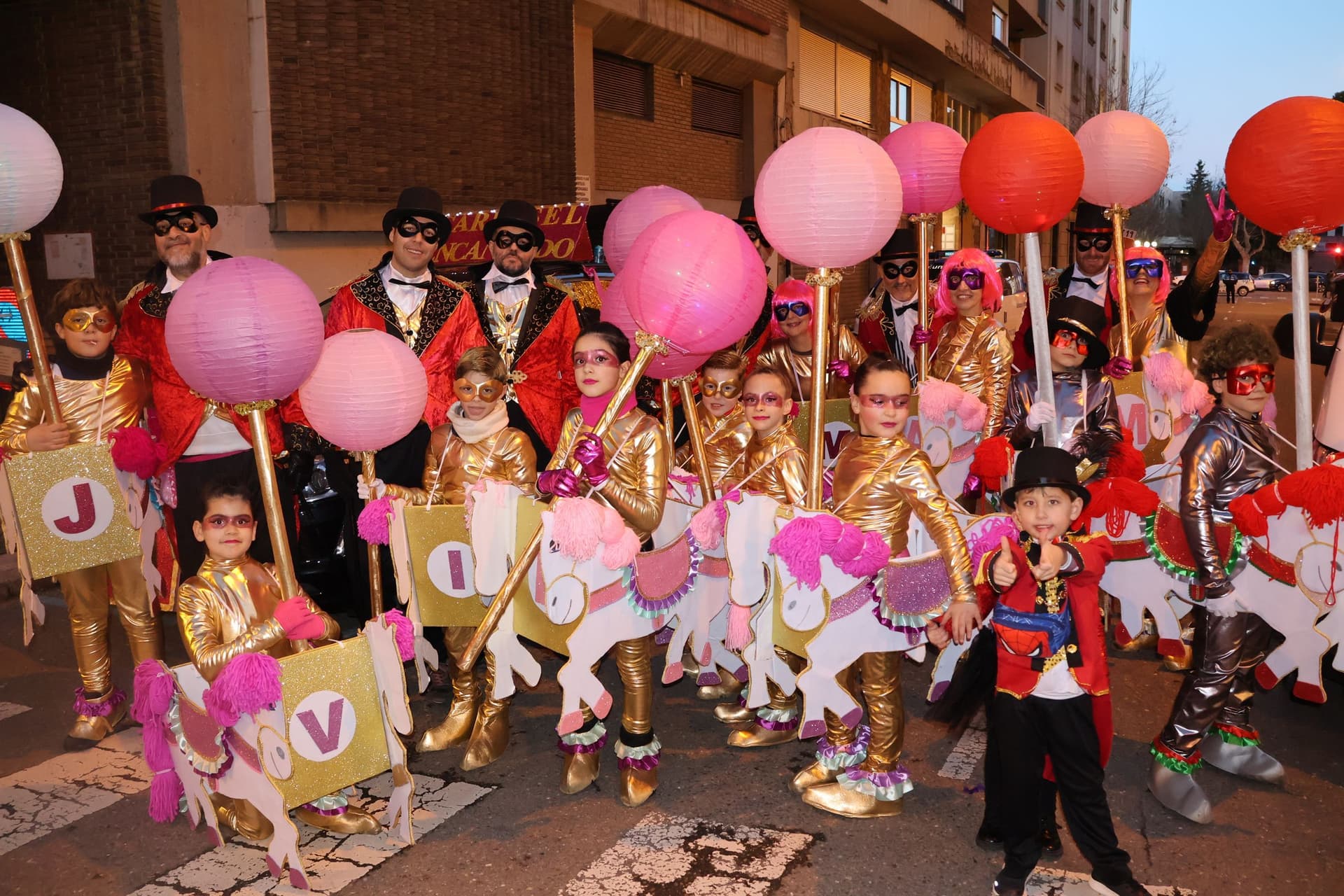 (55) GALERÍA | Segundo desfile, mismo entusiasmo: Zamora se vuelve a disfrazar de Carnaval