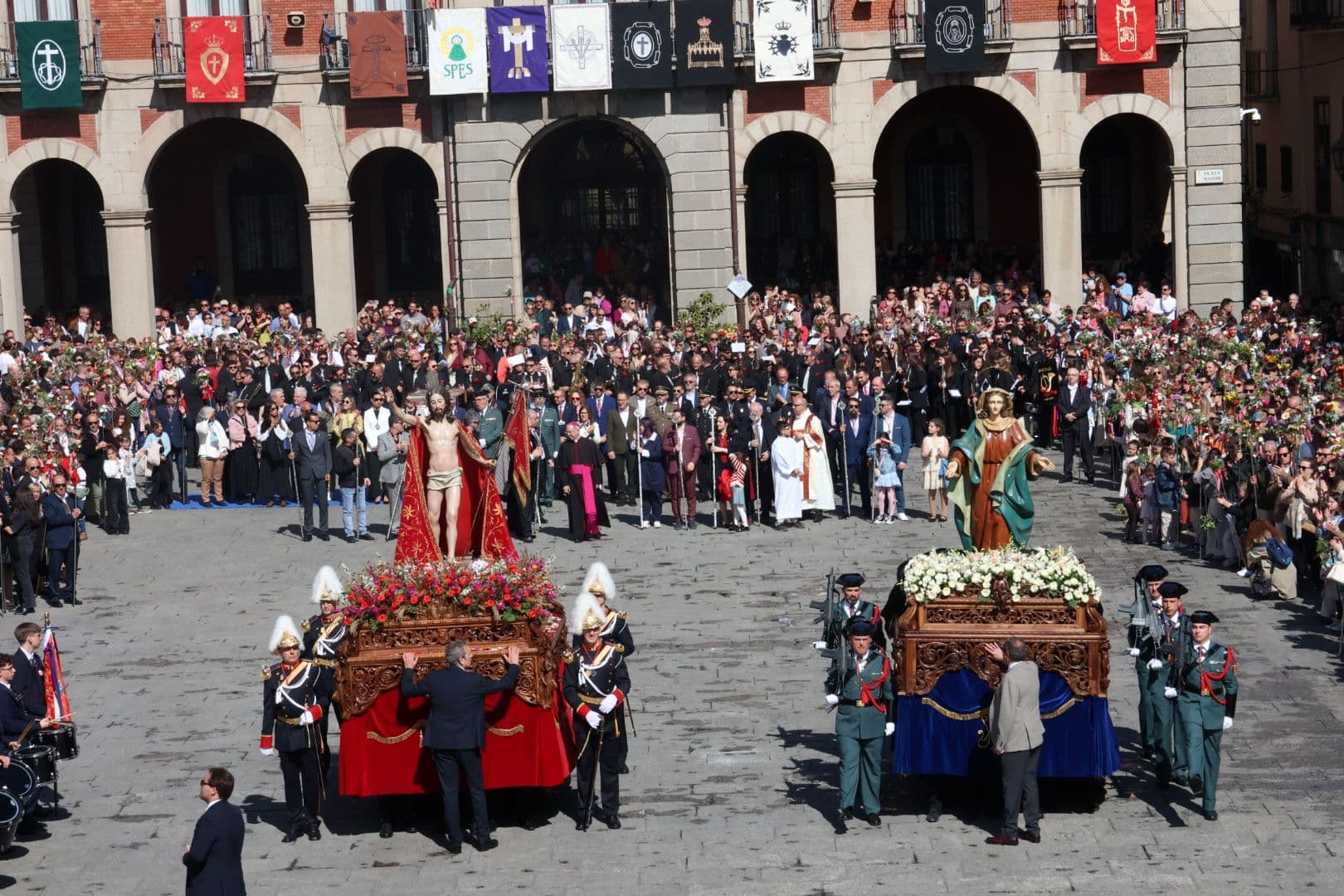 (59) GALERÍA | Revive en imágenes la procesión de la Santísima Resurrección