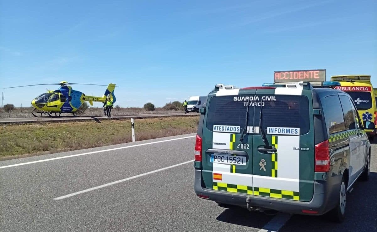 Accidente en a Autovía A 6. Guardia Civil, ambulancia y helicóptero
