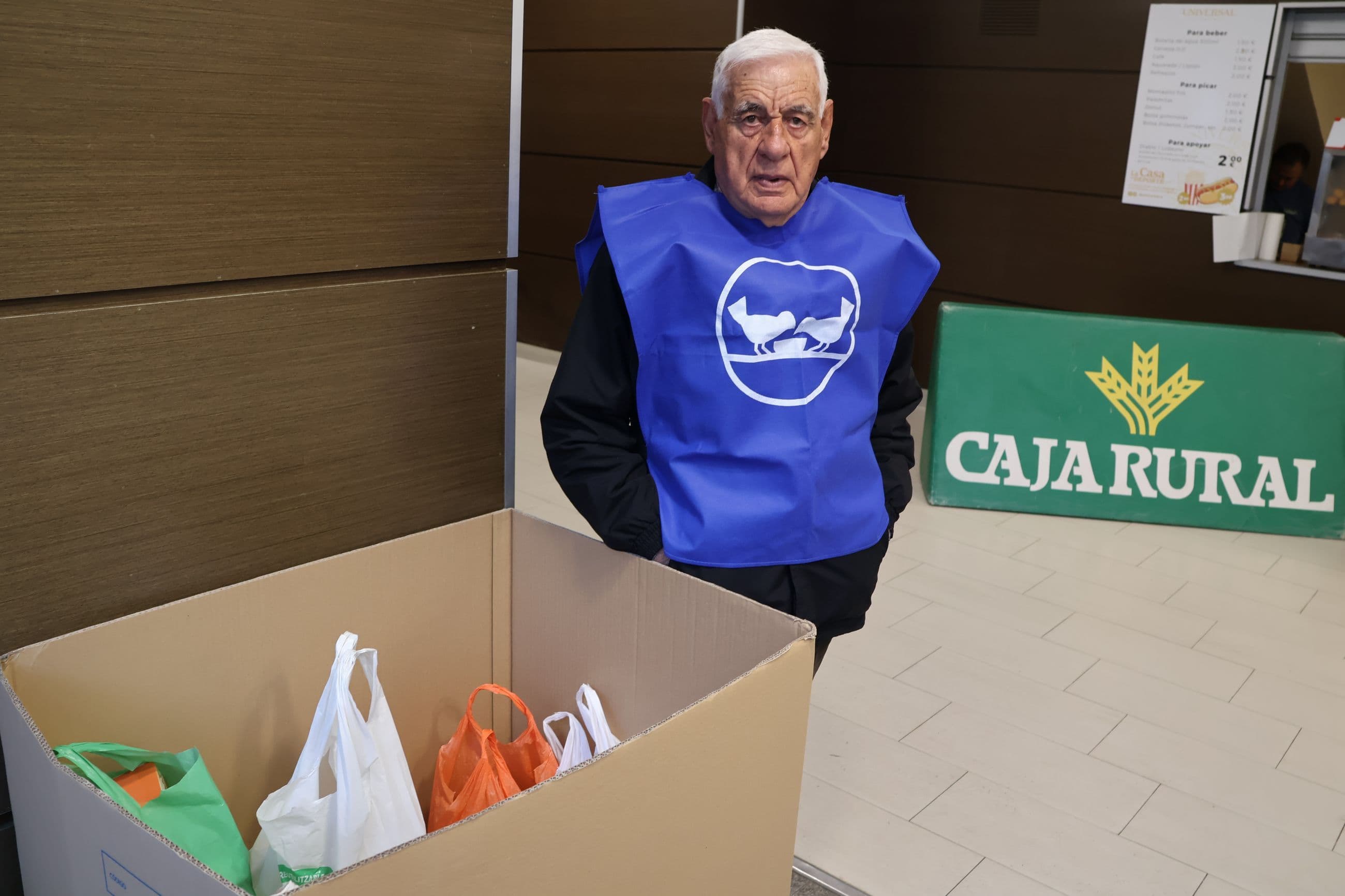 El Banco de Alimentos de Zamora recoge comida a la entrada del Ángel Nieto durante el encuentro del CB Zamora | Alejandro Sardón