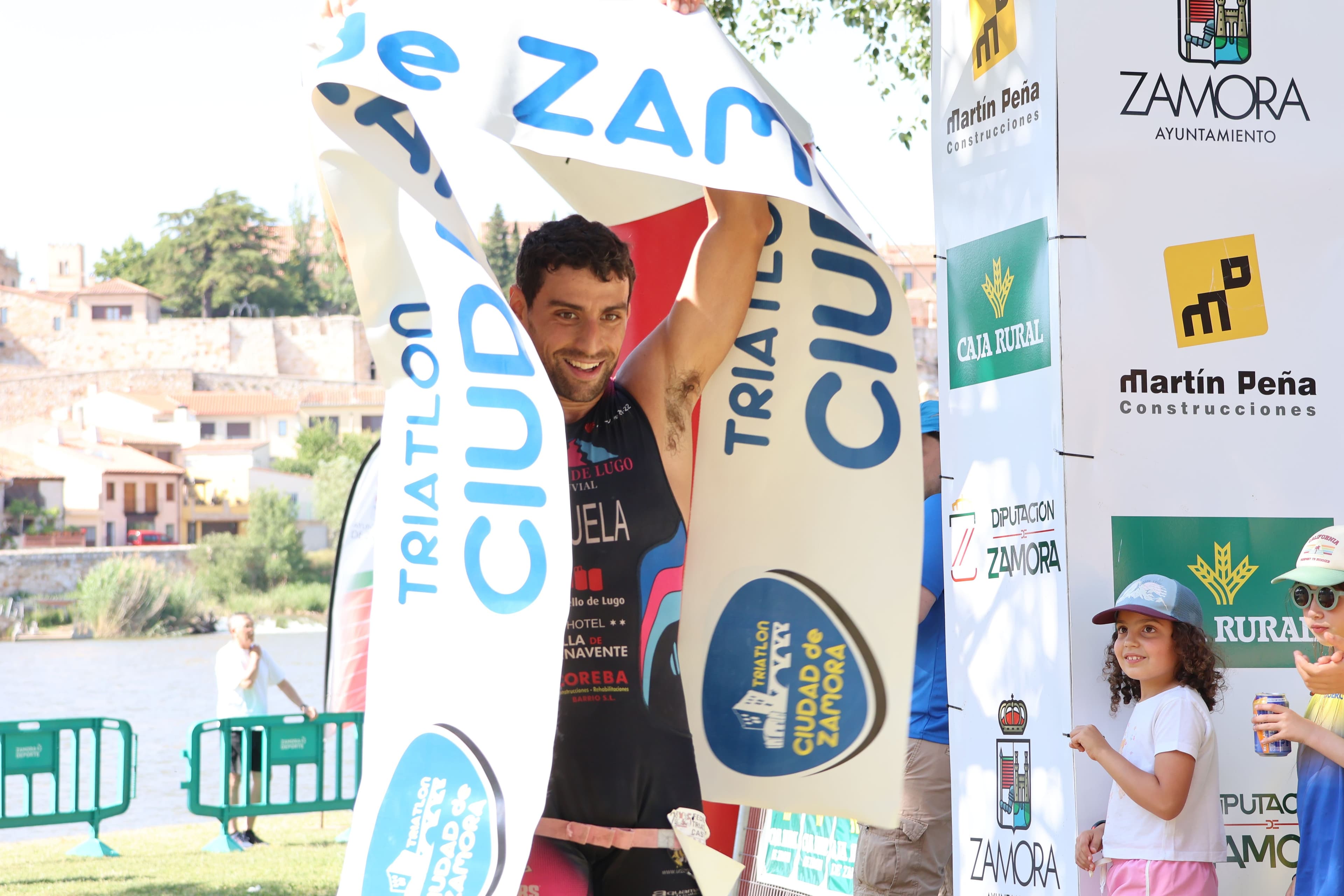 Kevin Tarek tras alzarse con el triunfo del Triatlón 'Ciudad de Zamora' 2025