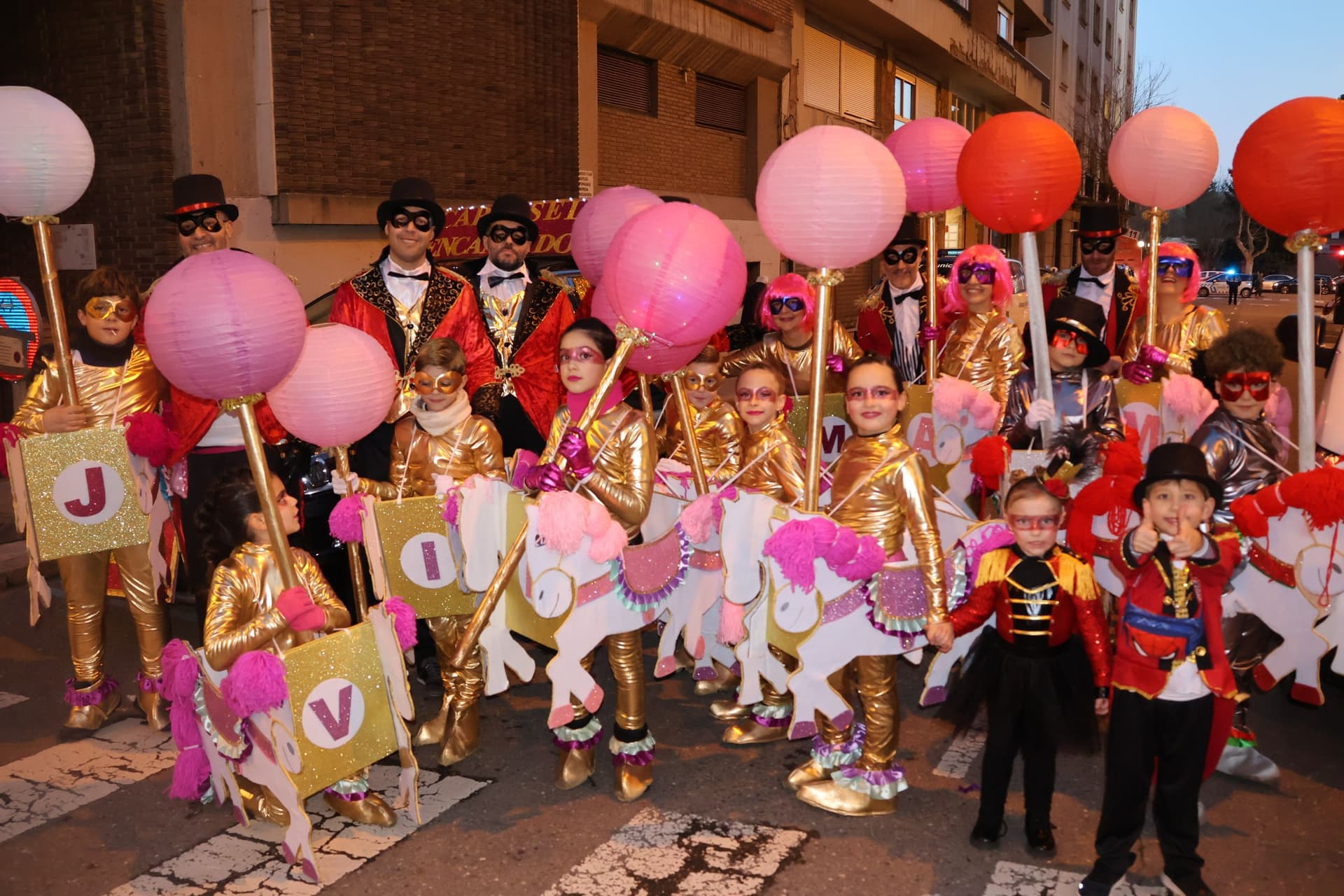 (50) GALERÍA | Segundo desfile, mismo entusiasmo: Zamora se vuelve a disfrazar de Carnaval