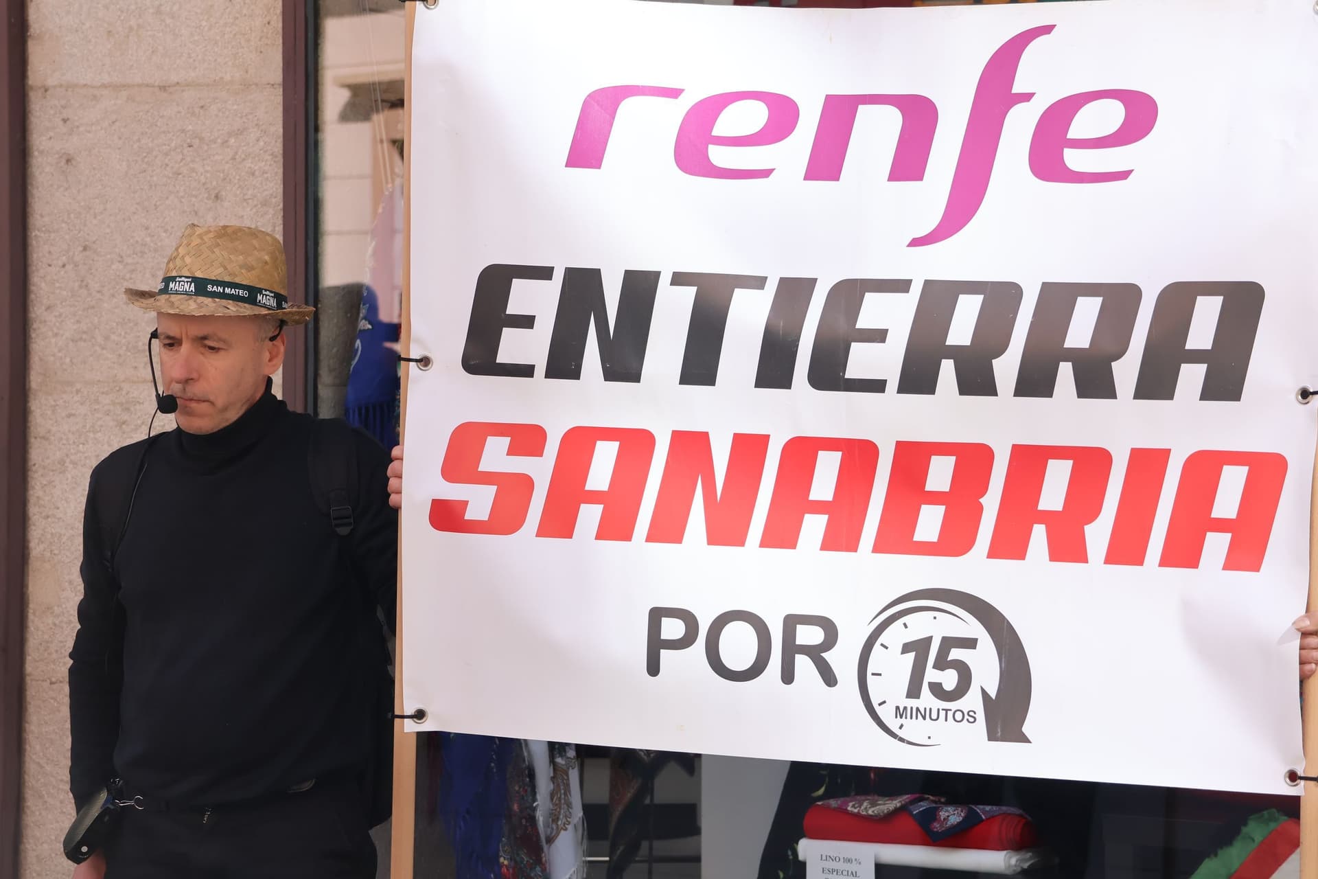 (3) GALERÍA | La simbólica reivindicación 'Renfe entierra Sanabria' llega al centro de Zamora