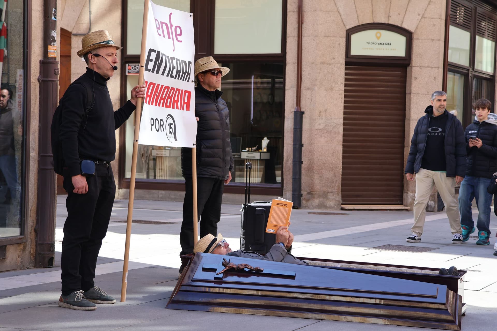 (6) GALERÍA | La simbólica reivindicación 'Renfe entierra Sanabria' llega al centro de Zamora