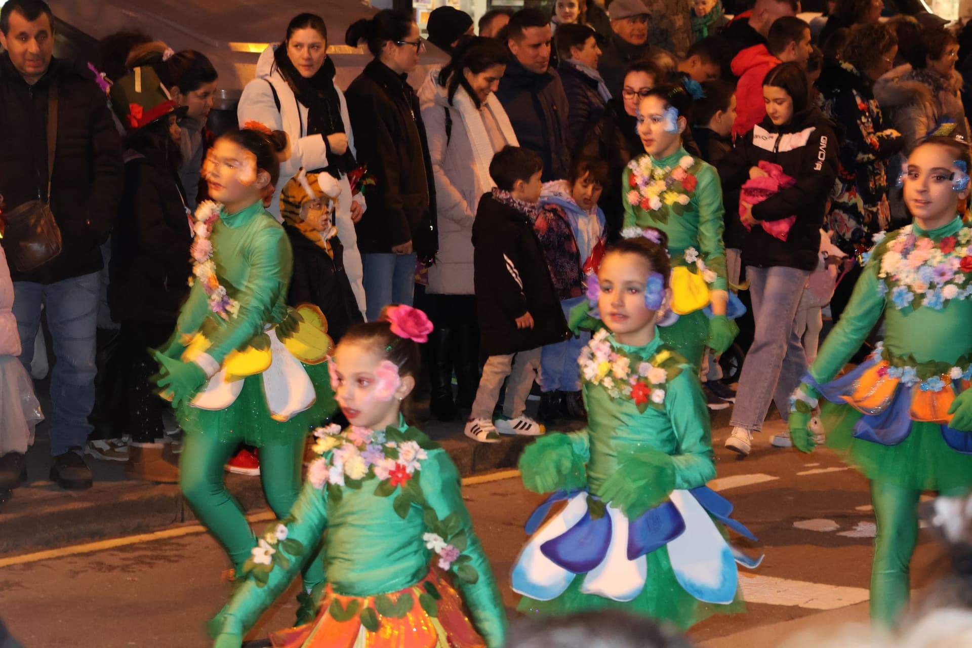 (51) GALERÍA | Segundo desfile, mismo entusiasmo: Zamora se vuelve a disfrazar de Carnaval