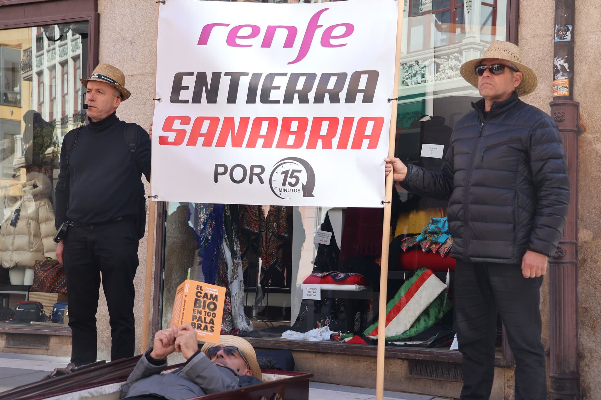 (7) GALERÍA | La simbólica reivindicación 'Renfe entierra Sanabria' llega al centro de Zamora