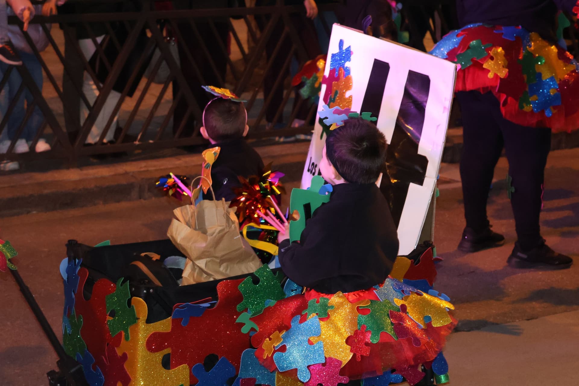 (56) GALERÍA | Segundo desfile, mismo entusiasmo: Zamora se vuelve a disfrazar de Carnaval