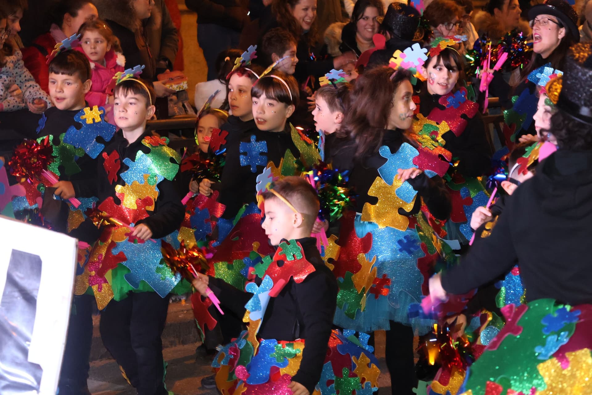 (58) GALERÍA | Segundo desfile, mismo entusiasmo: Zamora se vuelve a disfrazar de Carnaval