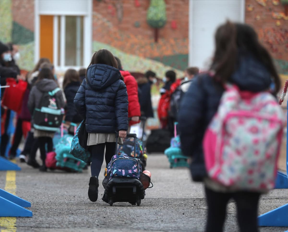 Varios niños a su llegada al primer día de clase