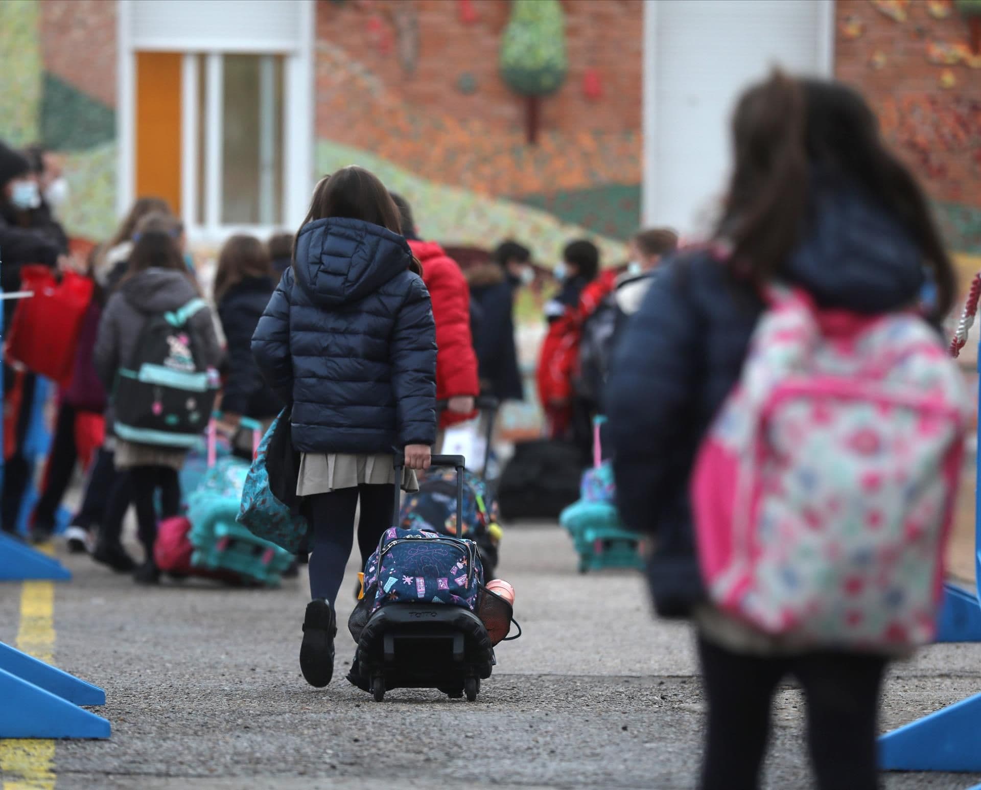Varios niños a su llegada al primer día de clase