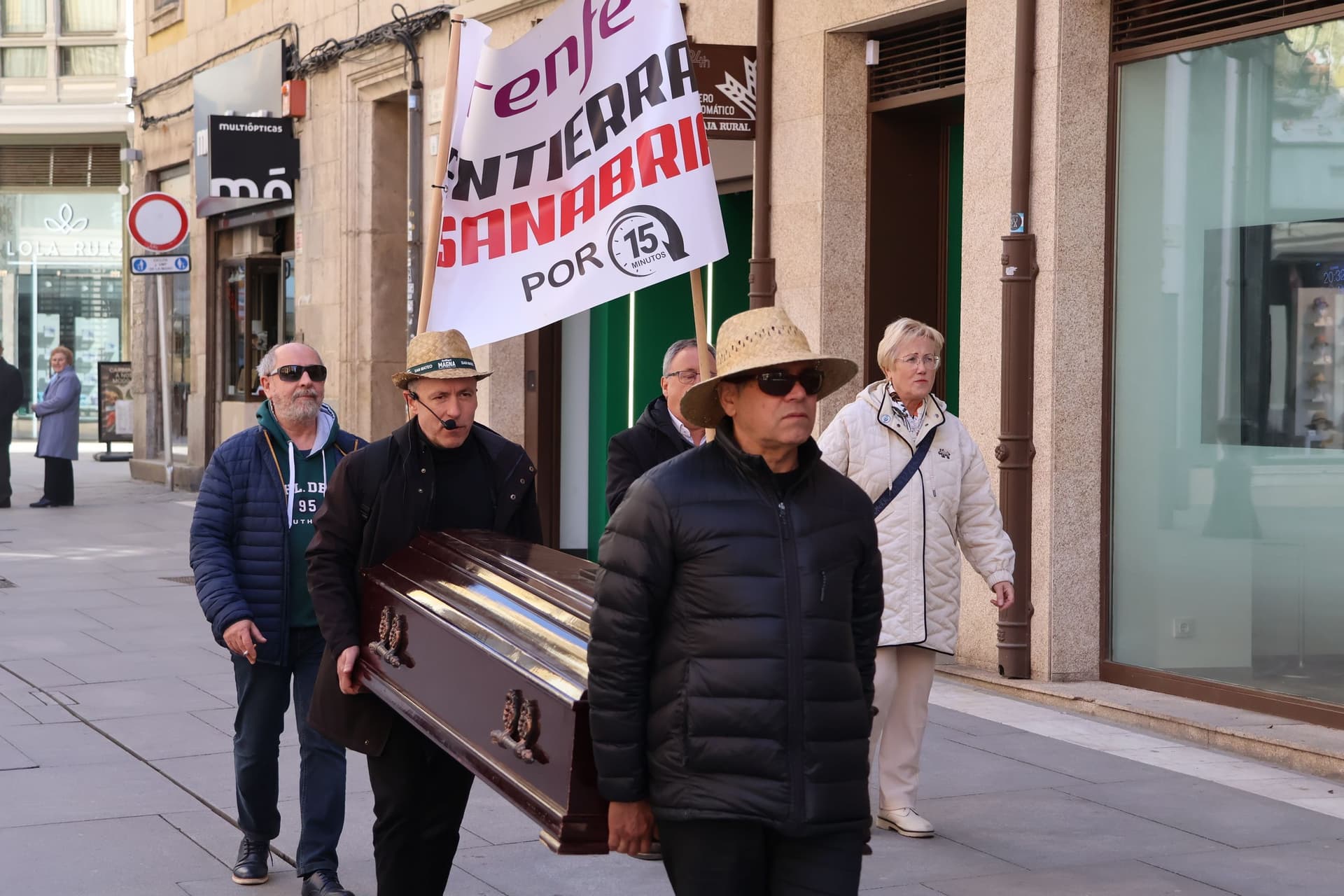 (1) GALERÍA | La simbólica reivindicación 'Renfe entierra Sanabria' llega al centro de Zamora