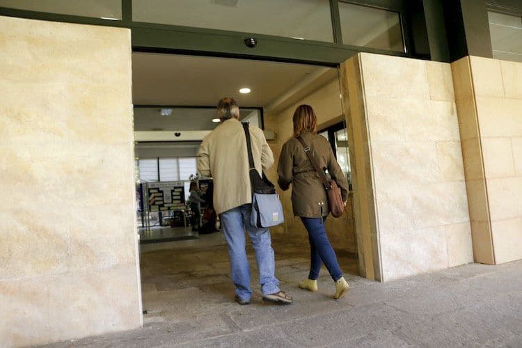 El instituto María de Molina renueva la puerta principal y la zona de conserjería