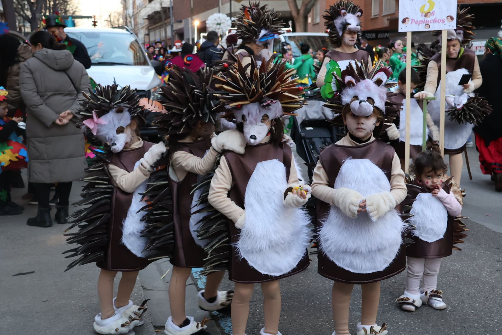 (12) GALERÍA | Segundo desfile, mismo entusiasmo: Zamora se vuelve a disfrazar de Carnaval