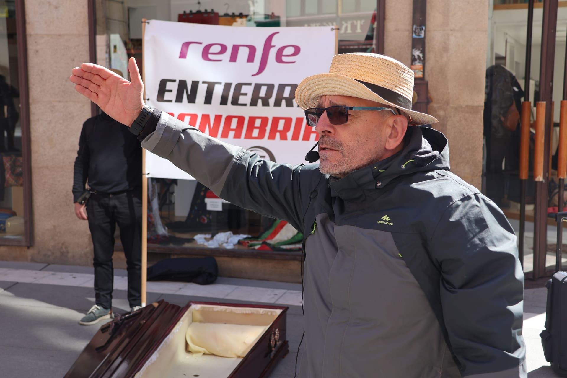 (9) GALERÍA | La simbólica reivindicación 'Renfe entierra Sanabria' llega al centro de Zamora