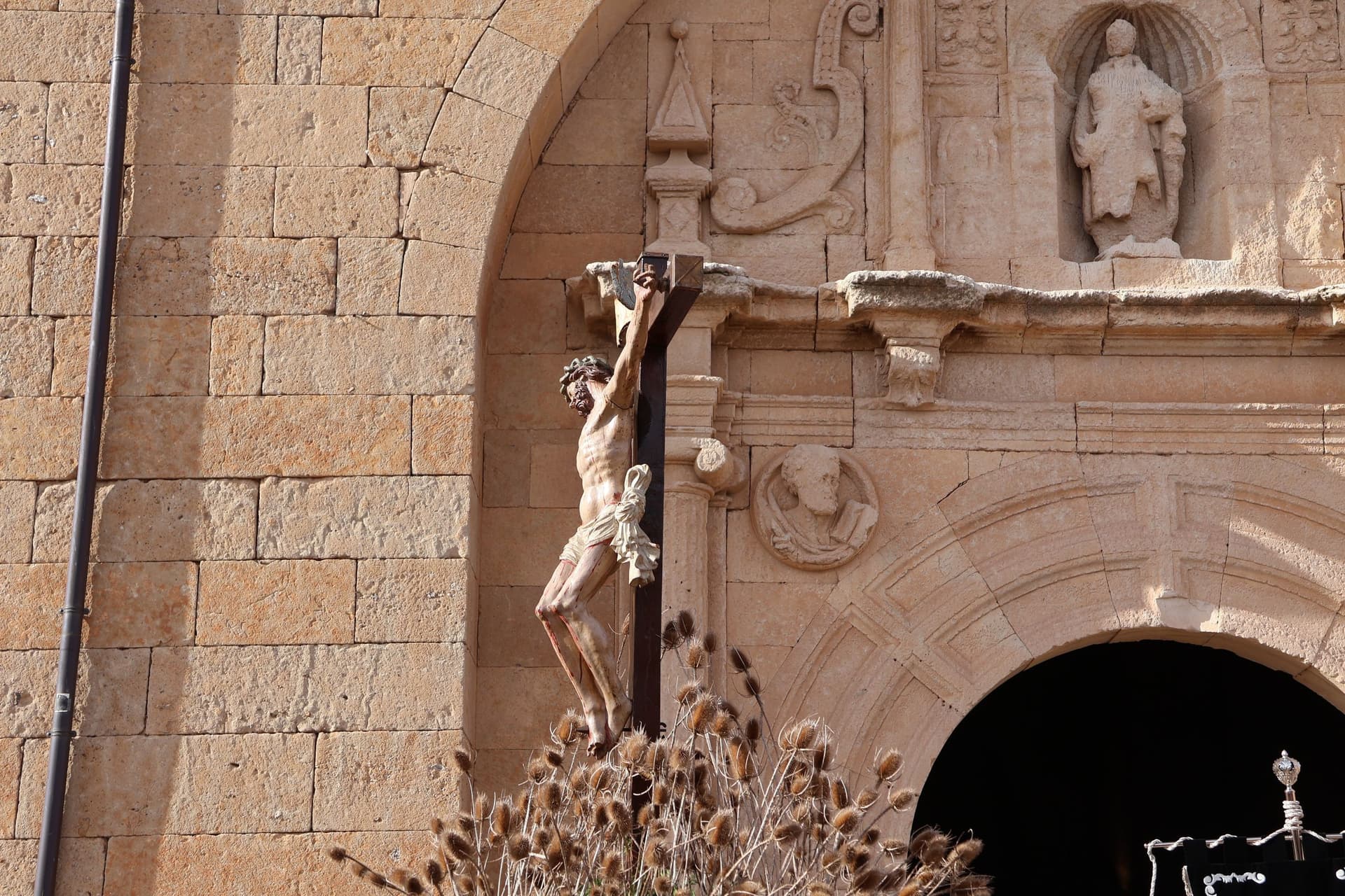 (60) GALERÍA | Revive en imágenes la procesión del Santo Entierro en Fuentesaúco