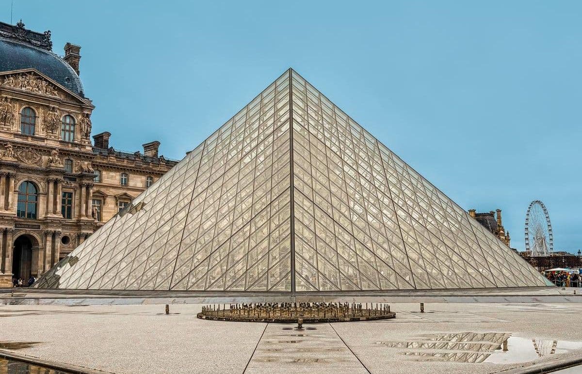 Imagen de la pirámide del Louvre | María Lorenzo