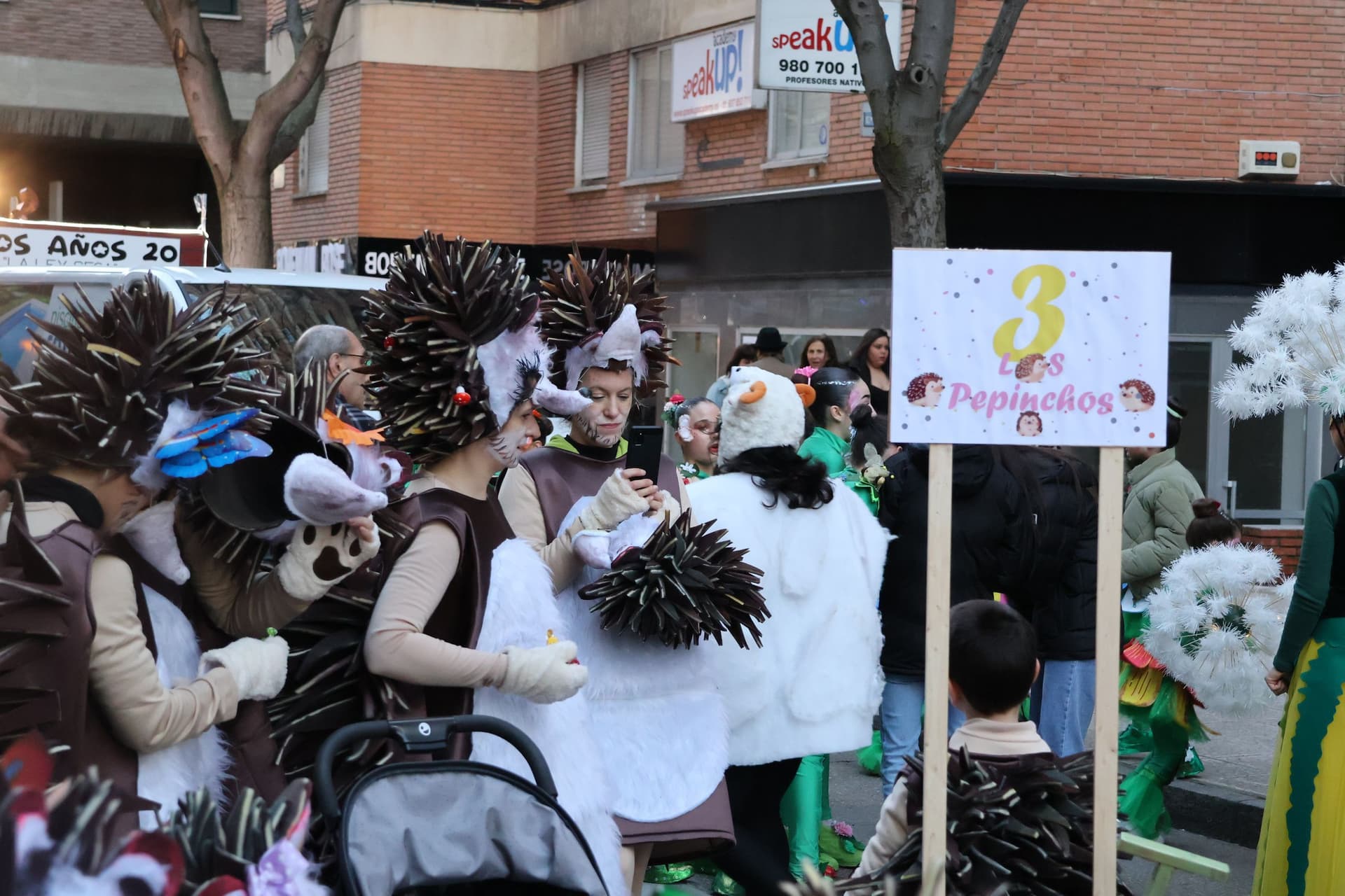 (16) GALERÍA | Segundo desfile, mismo entusiasmo: Zamora se vuelve a disfrazar de Carnaval