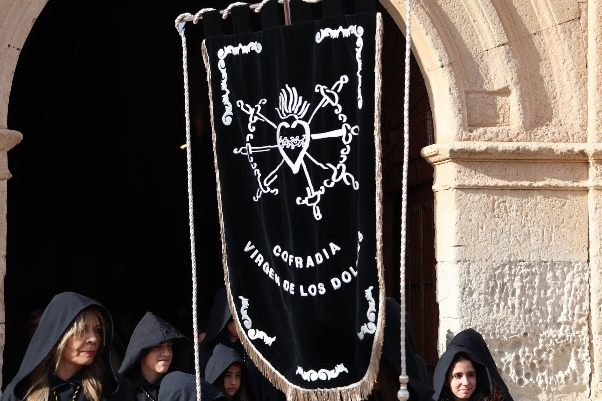 (61) GALERÍA | Revive en imágenes la procesión del Santo Entierro en Fuentesaúco