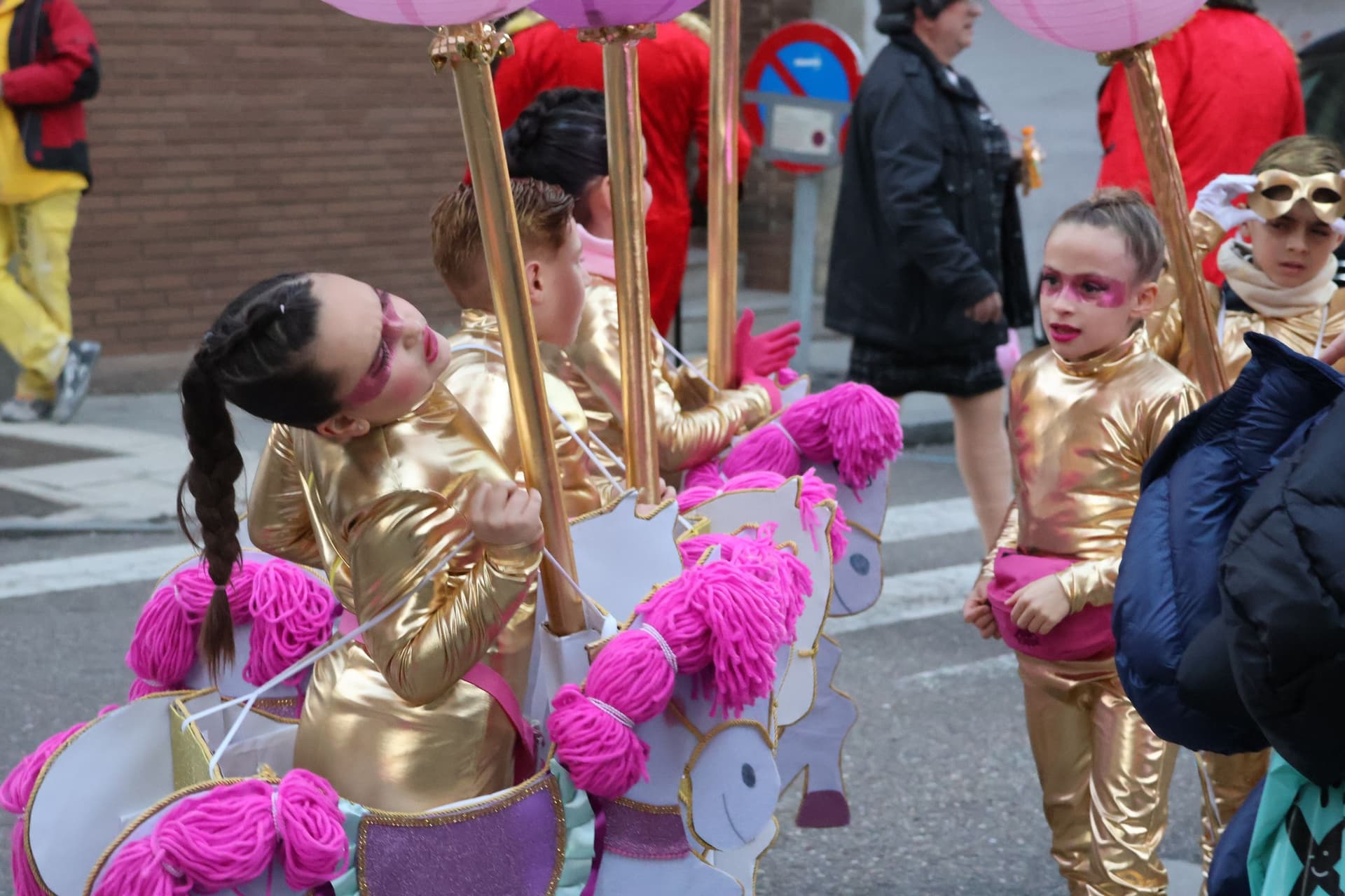 (22) GALERÍA | Segundo desfile, mismo entusiasmo: Zamora se vuelve a disfrazar de Carnaval