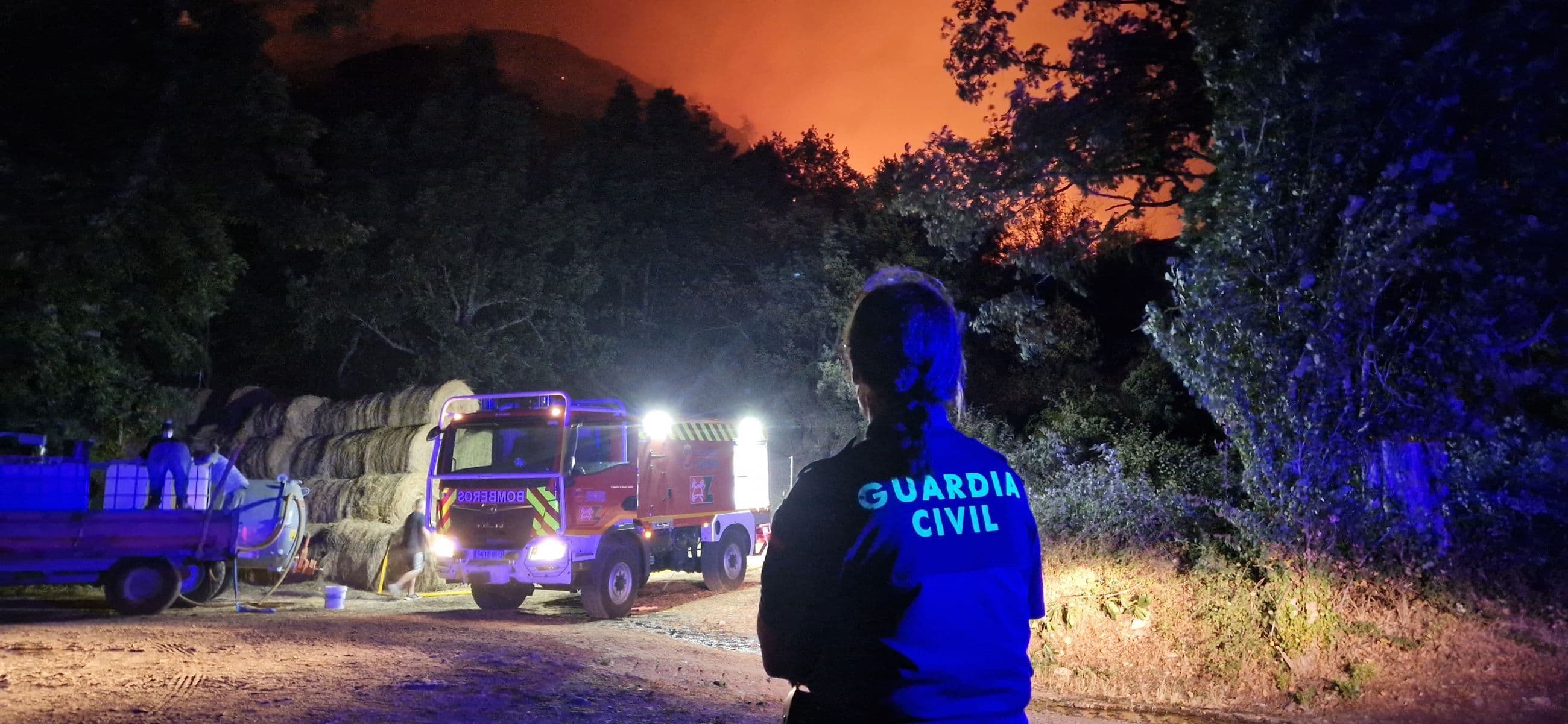 Agente de la Guardia Civil en el incendio de Porto el pasado verano