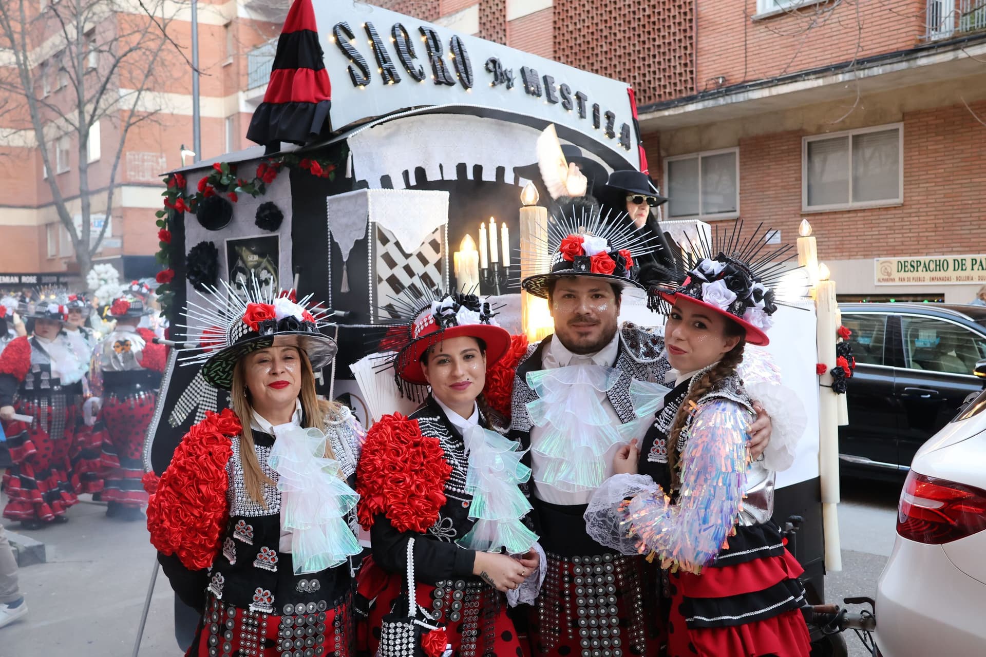 (14) GALERÍA | Segundo desfile, mismo entusiasmo: Zamora se vuelve a disfrazar de Carnaval