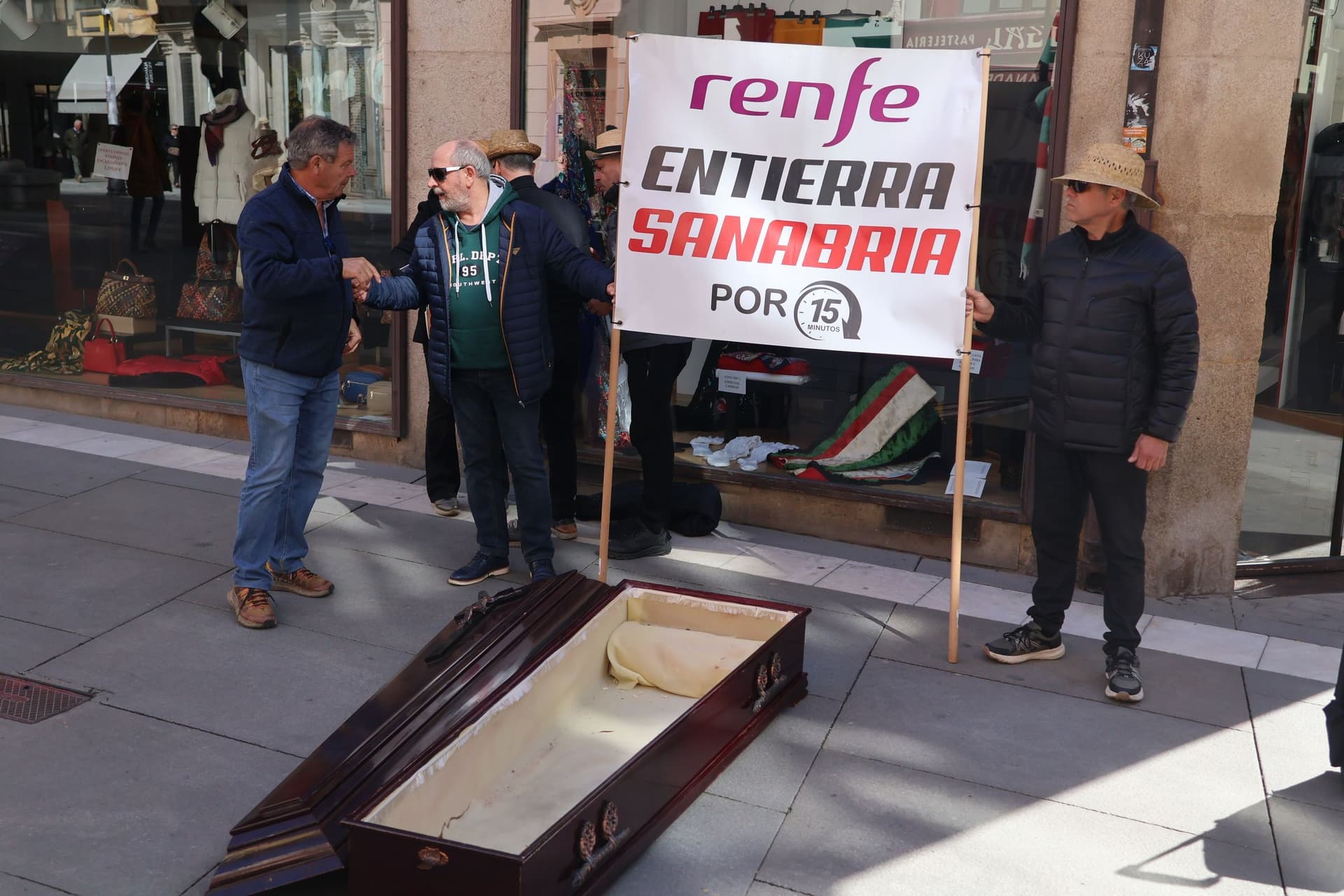 (2) GALERÍA | La simbólica reivindicación 'Renfe entierra Sanabria' llega al centro de Zamora